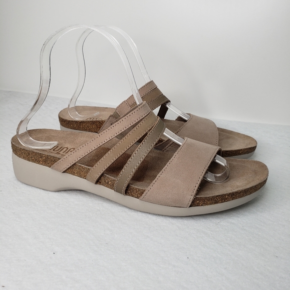Munro Camila Beige Leather Strap Suede Insole Slip On Comfort Wedge Sandels 9.5N